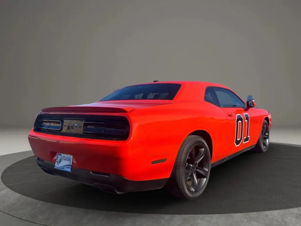 2017 Dodge Challenger R/T photo 3