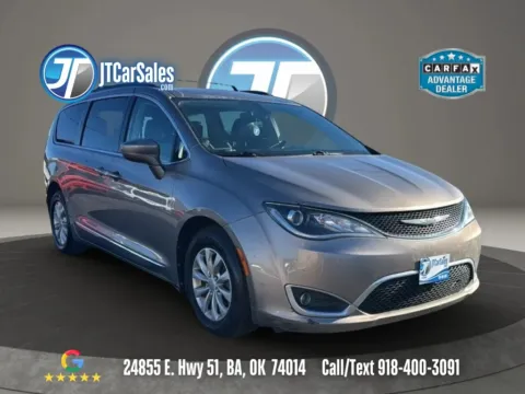 Gold 2017 Chrysler Pacifica Touring-L Minivan 4D for sale in Broken Arrow, OK
