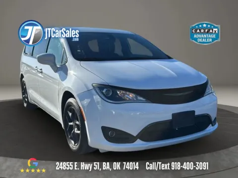White 2020 Chrysler Pacifica Touring Minivan 4D for sale in Broken Arrow, OK
