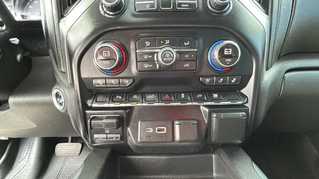Chevrolet Silverado photo 24