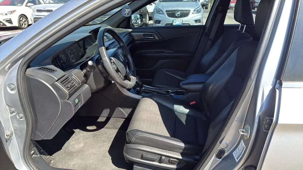 Honda Accord photo 2