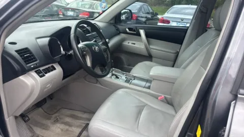 Photos of 2010 Toyota Highlander SE Sport Utility 4D for sale in Broken Arrow, OK at JT Wholesale Auto, Inc.