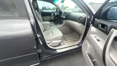 More photos of 2010 Toyota Highlander SE Sport Utility 4D at JT Wholesale Auto, Inc., OK