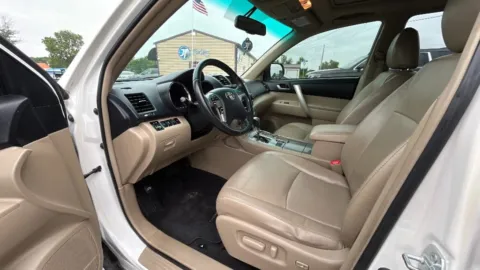 Photos of 2013 Toyota Highlander SE Sport Utility 4D for sale in Broken Arrow, OK at JT Wholesale Auto, Inc.