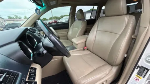 More photos of 2013 Toyota Highlander SE Sport Utility 4D at JT Wholesale Auto, Inc., OK