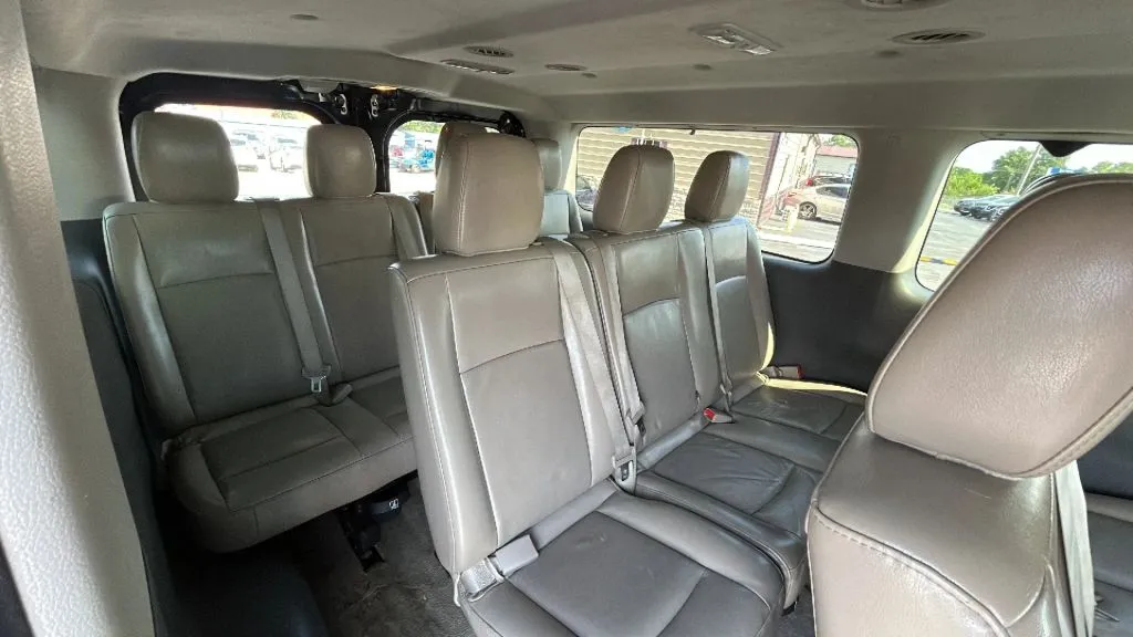 Nissan NV3500 HD Passenger photo 22