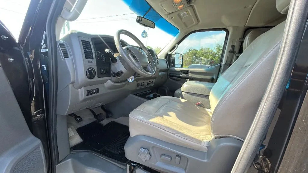Nissan NV3500 HD Passenger photo 11