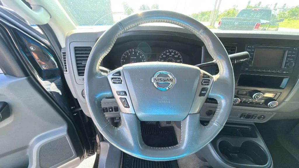 Nissan NV3500 HD Passenger photo 20
