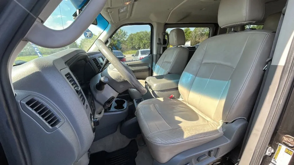 Nissan NV3500 HD Passenger photo 2