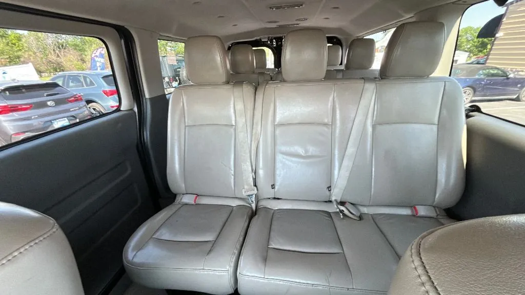 Nissan NV3500 HD Passenger photo 8