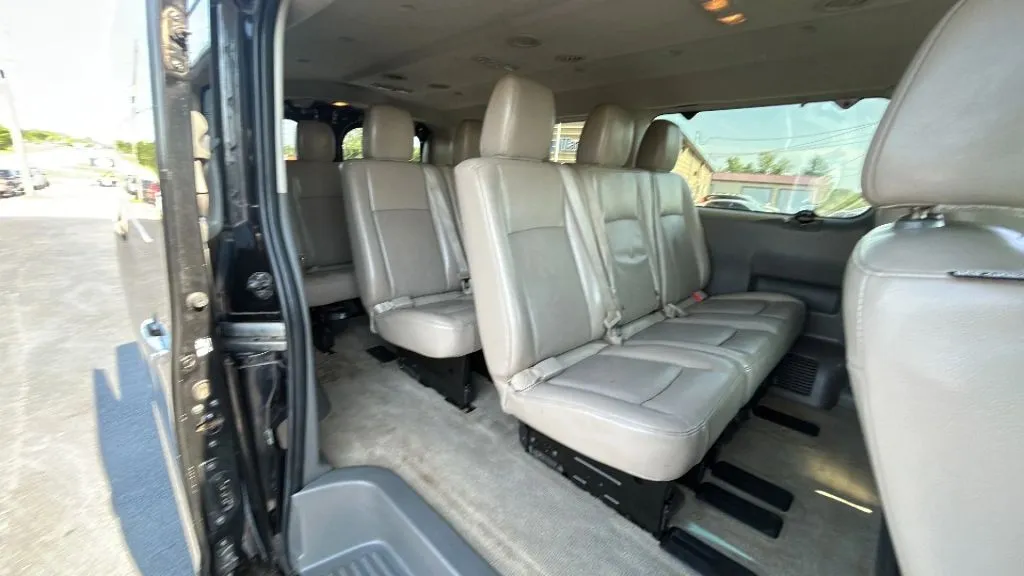 Nissan NV3500 HD Passenger photo 5