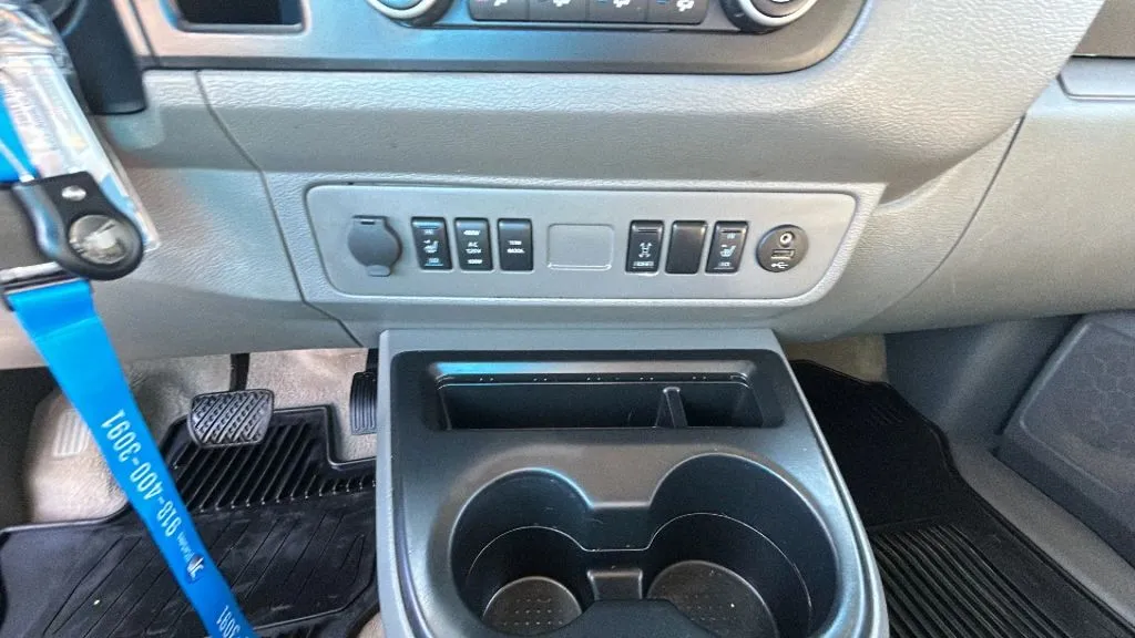 Nissan NV3500 HD Passenger photo 32