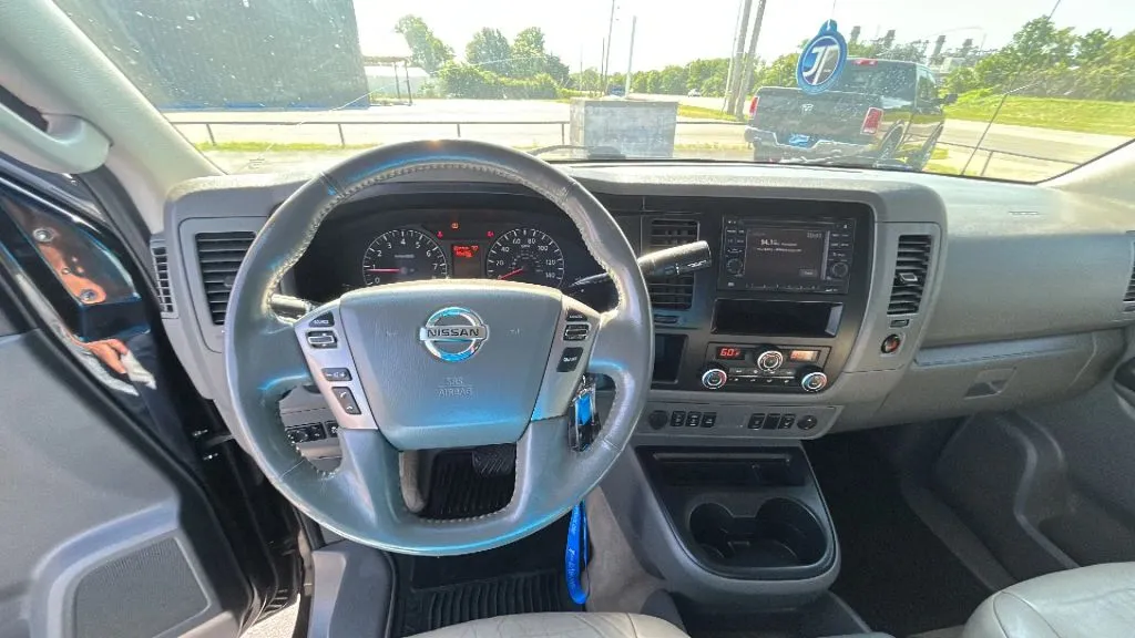 Nissan NV3500 HD Passenger photo 28