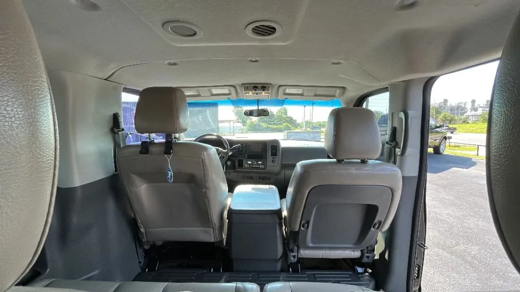 Nissan NV3500 HD Passenger photo 36