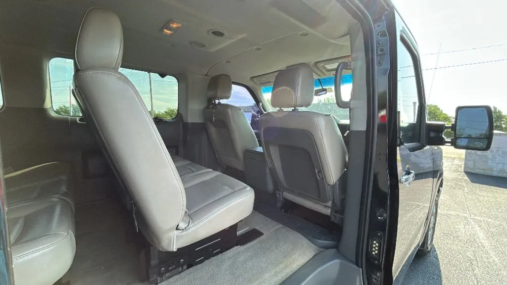 Nissan NV3500 HD Passenger photo 35