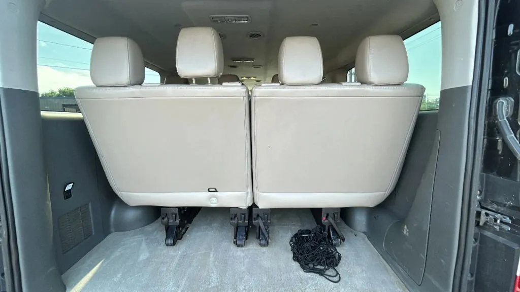 Nissan NV3500 HD Passenger photo 19
