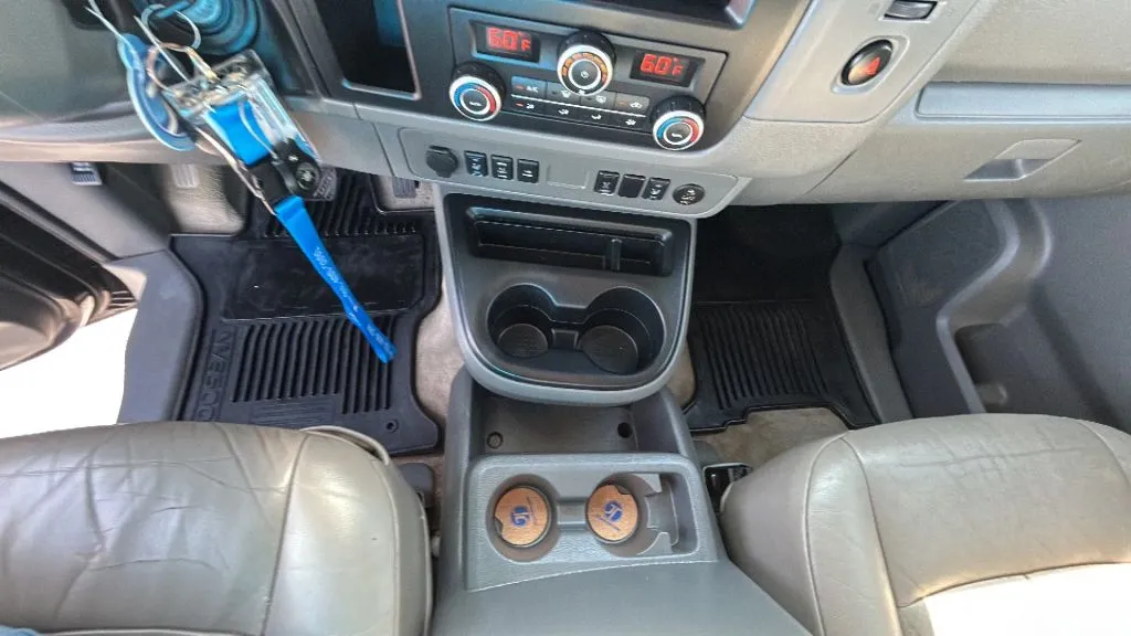 Nissan NV3500 HD Passenger photo 29