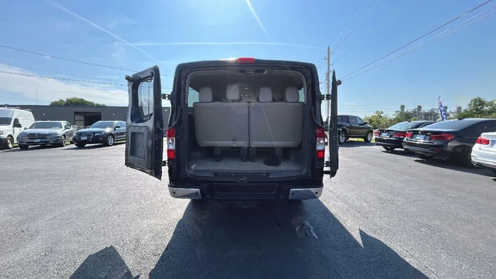 Nissan NV3500 HD Passenger photo 34