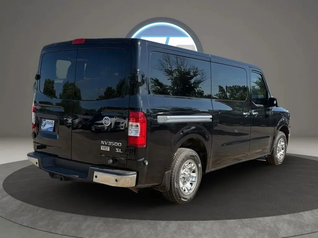 Nissan NV3500 HD Passenger photo 6