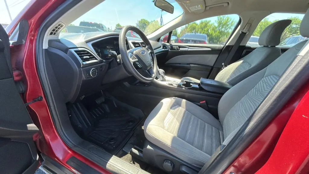 Ford Fusion photo 8