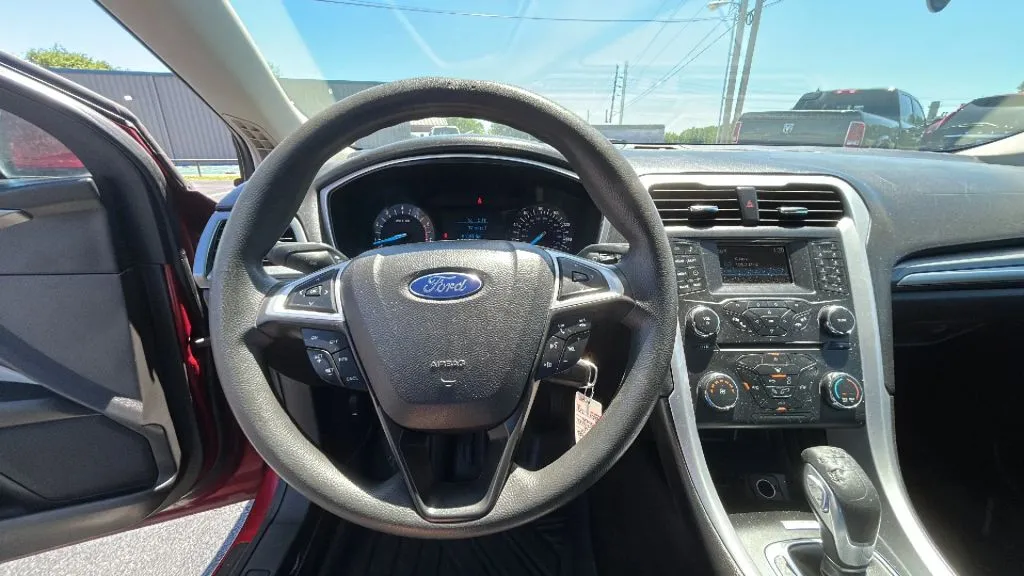 Ford Fusion photo 2