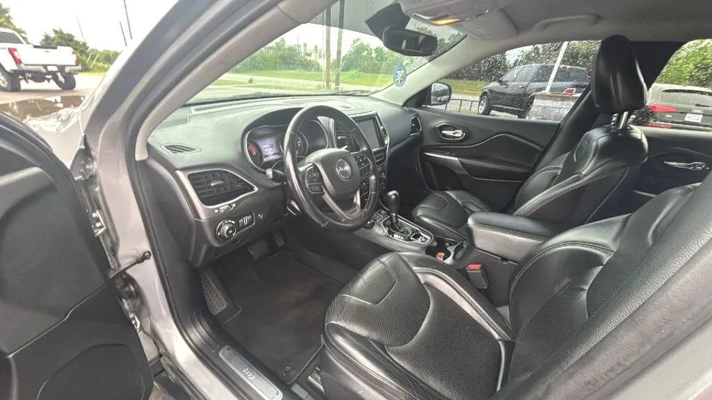 Jeep Cherokee photo 8
