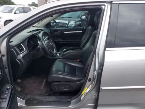 Photos of 2016 Toyota Highlander XLE Sport Utility 4D for sale in Broken Arrow, OK at JT Wholesale Auto, Inc.