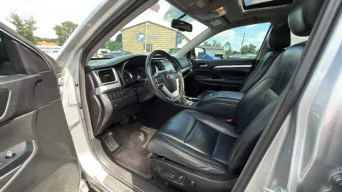 Photos of 2016 Toyota Highlander XLE Sport Utility 4D for sale in Broken Arrow, OK at JT Wholesale Auto, Inc.