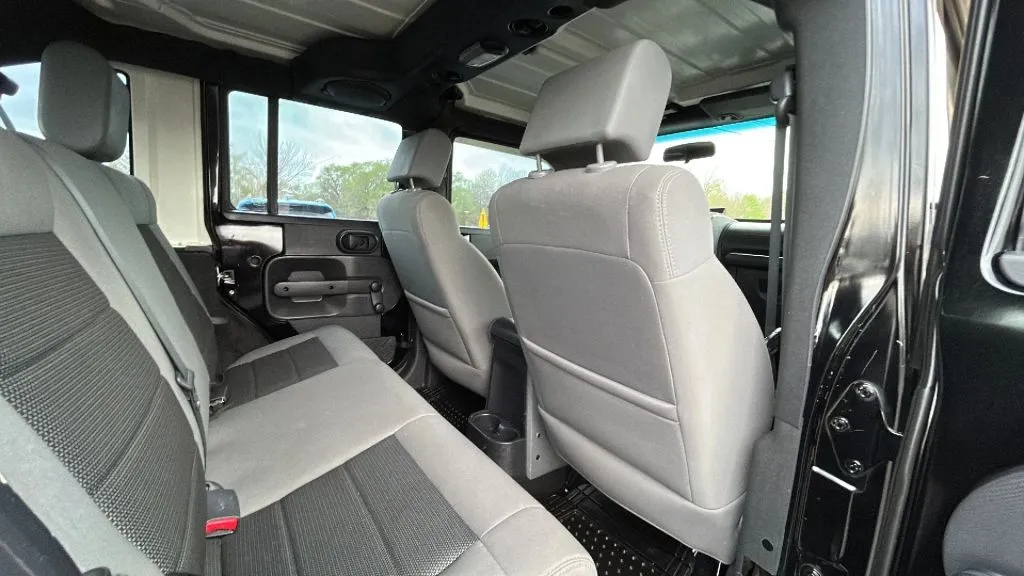 Jeep Wrangler photo 7