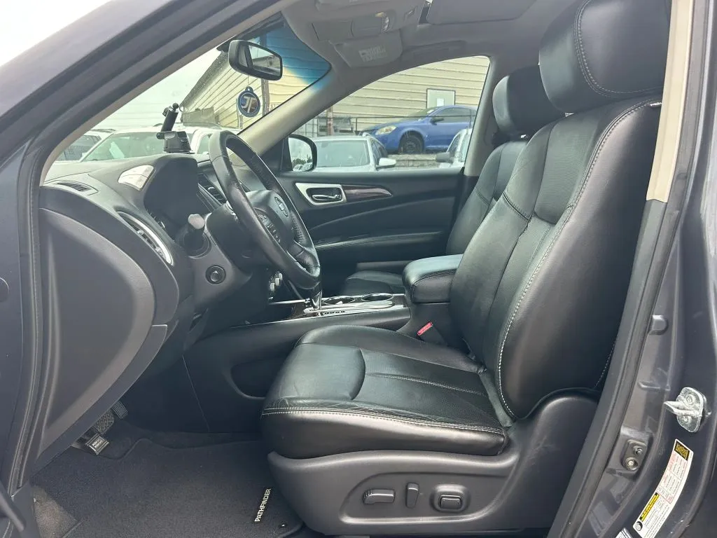 Nissan Pathfinder photo 2