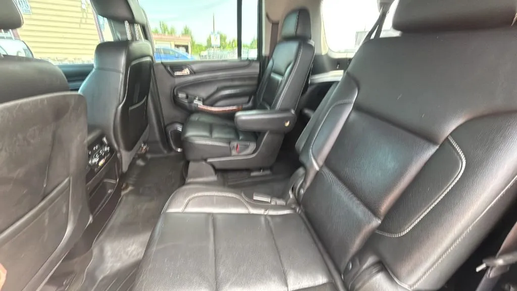 Chevrolet Suburban photo 11
