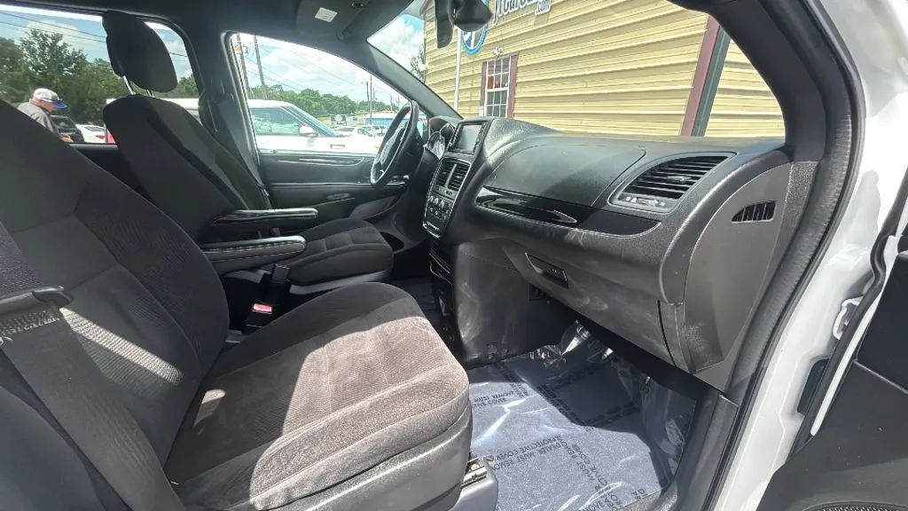 Dodge Grand Caravan photo 2