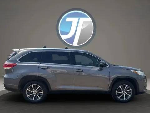 Photos of 2019 Toyota Highlander XLE Sport Utility 4D for sale in Broken Arrow, OK at JT Wholesale Auto, Inc.