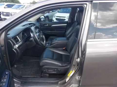 Photos of 2019 Toyota Highlander XLE Sport Utility 4D for sale in Broken Arrow, OK at JT Wholesale Auto, Inc.