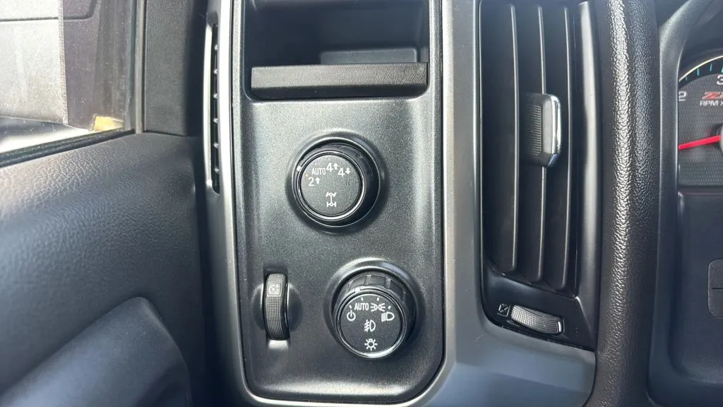 Chevrolet Silverado photo 22