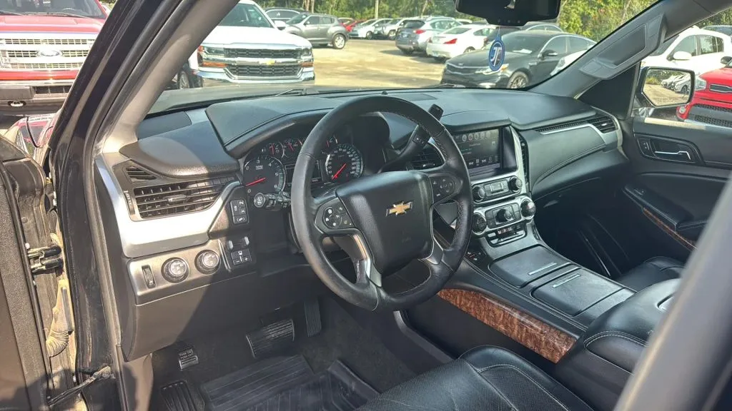 Chevrolet Suburban photo 14