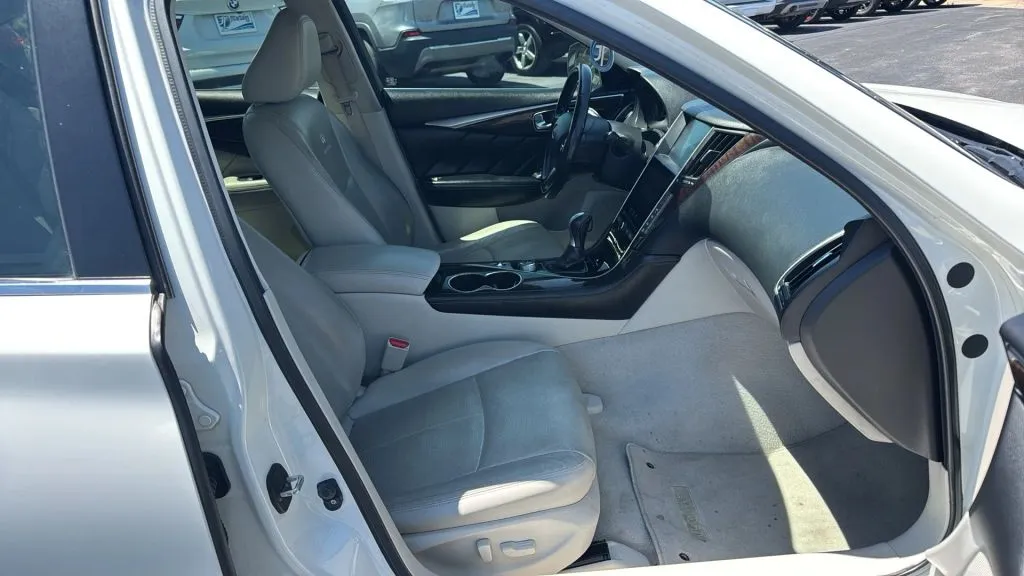 Infiniti Q50 photo 15