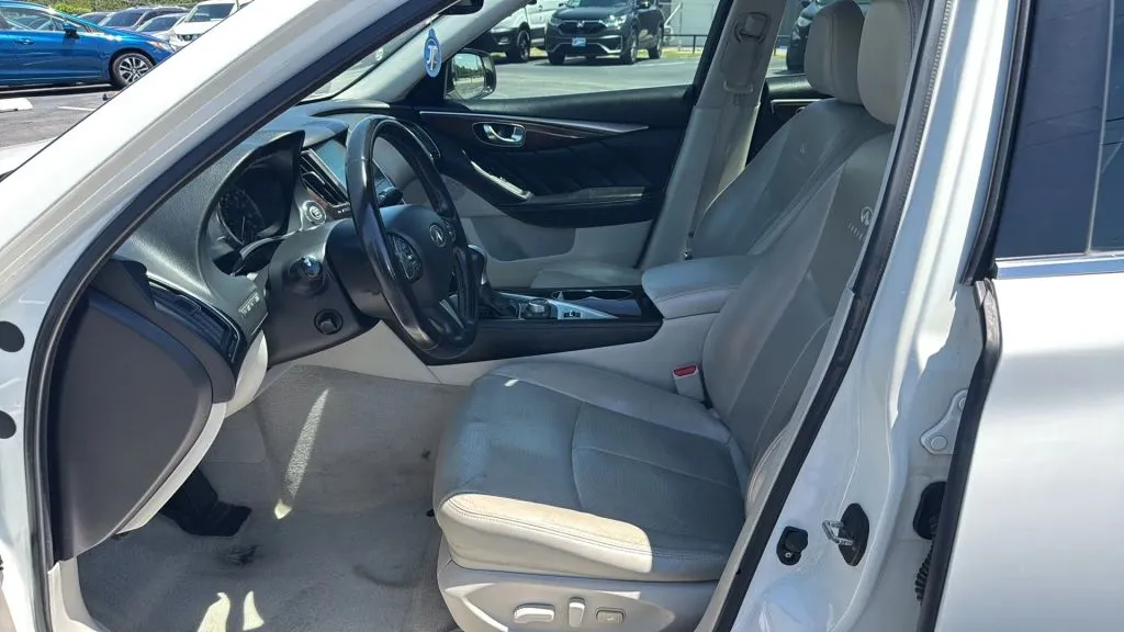Infiniti Q50 photo 29