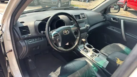 Photos of 2012 Toyota Highlander SE Sport Utility 4D for sale in Broken Arrow, OK at JT Wholesale Auto, Inc.
