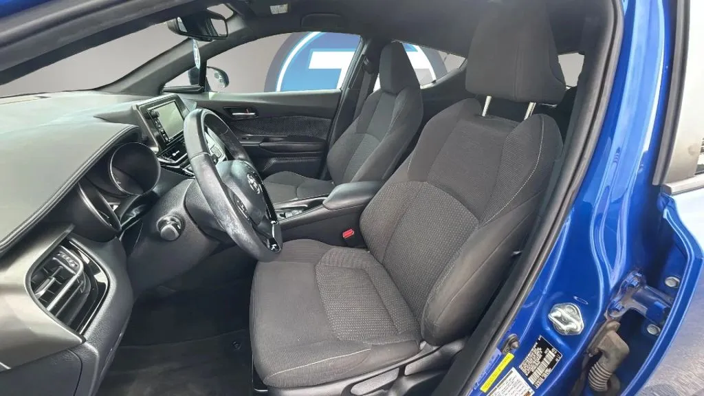 Toyota C-HR photo 16