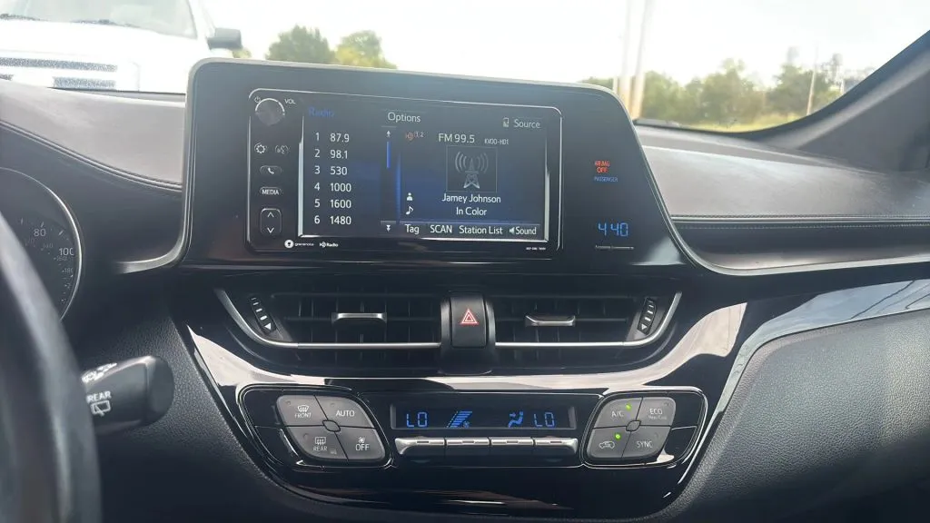 Toyota C-HR photo 9