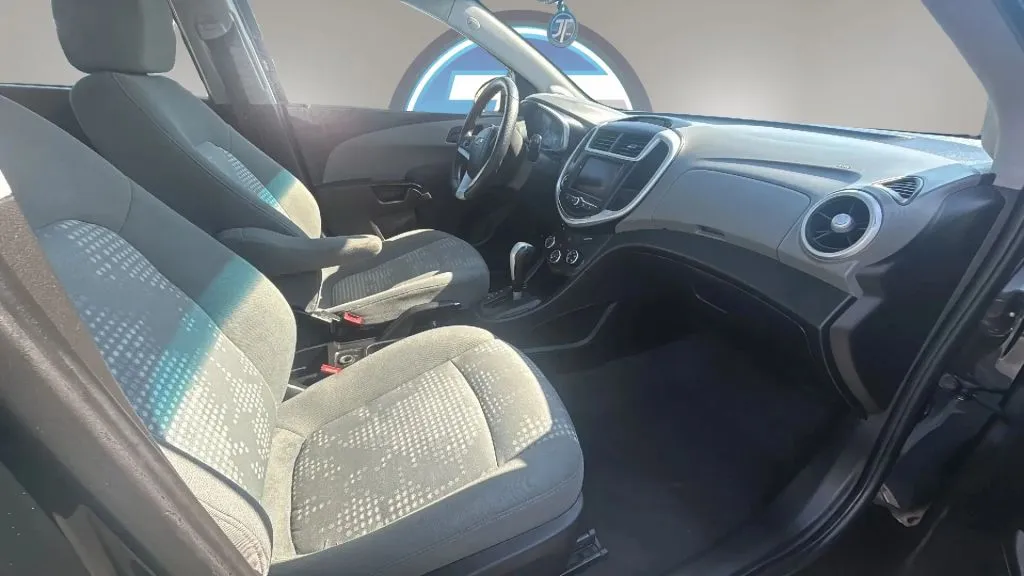 Chevrolet Sonic photo 2