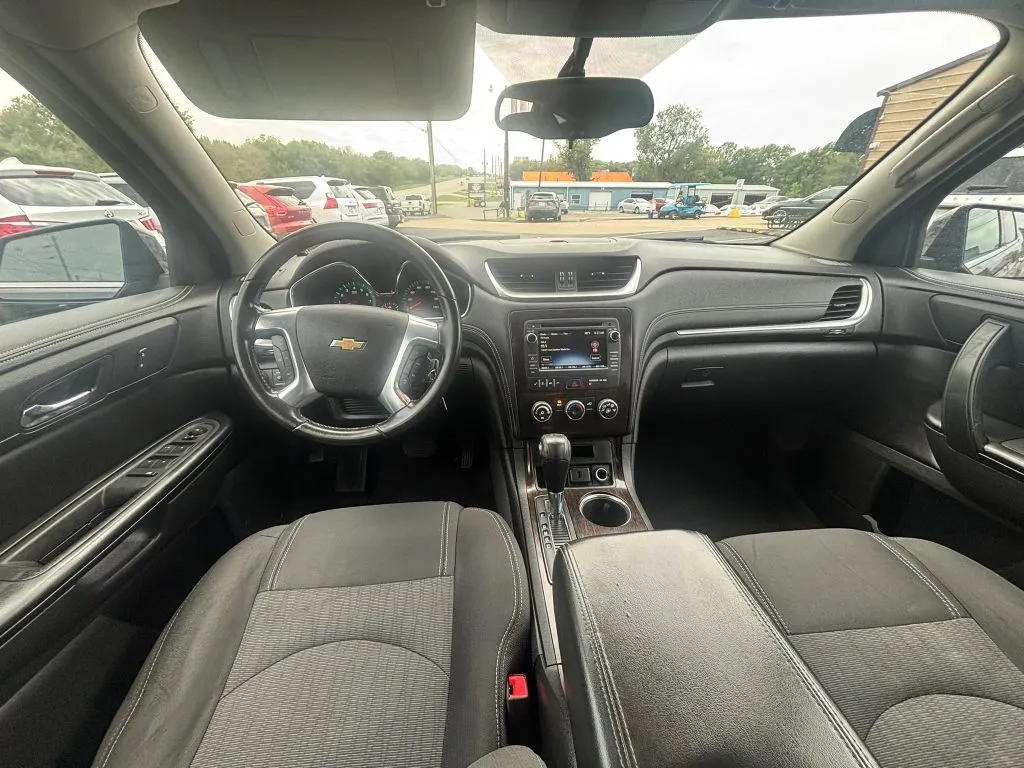Chevrolet Traverse photo 2
