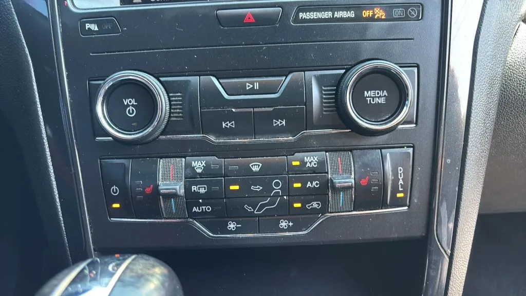 Ford Explorer photo 32