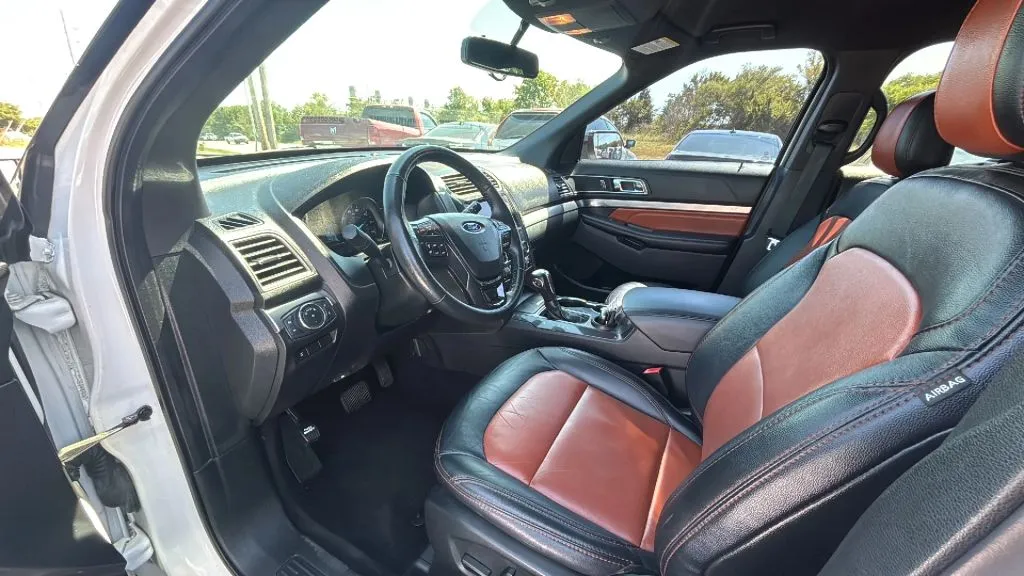 Ford Explorer photo 8