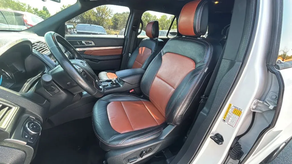 Ford Explorer photo 11