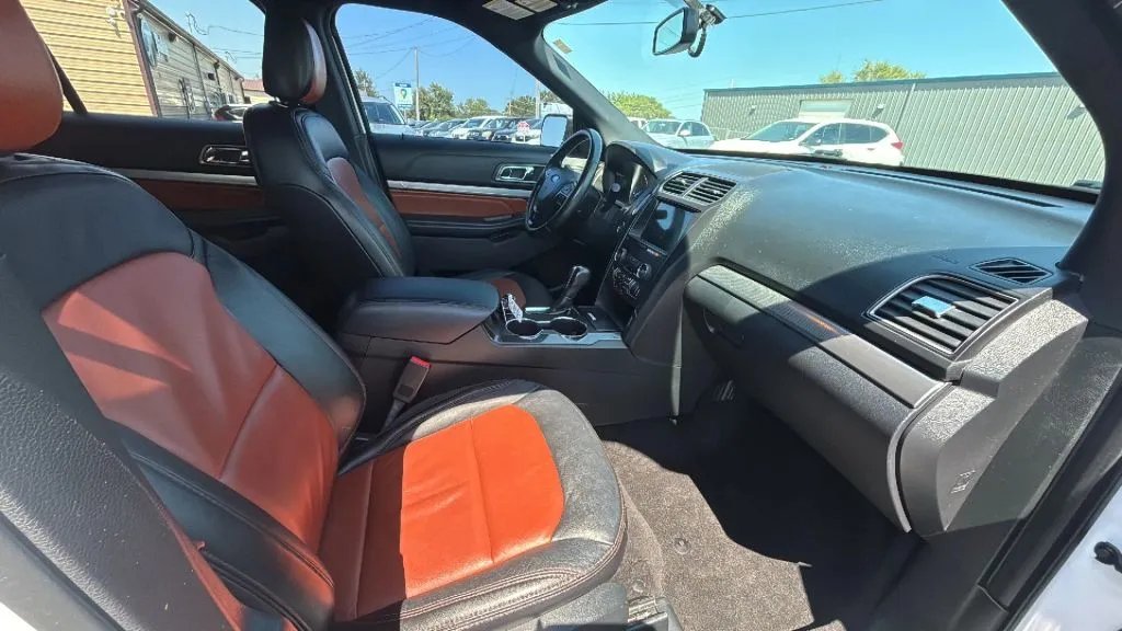 Ford Explorer photo 29