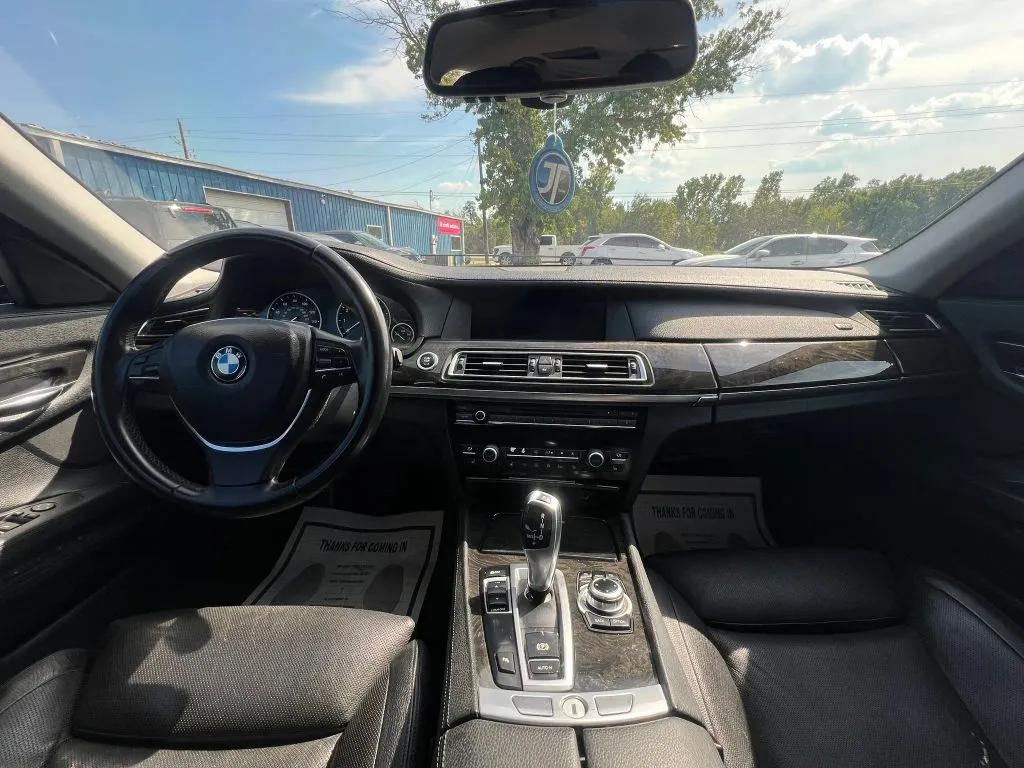 BMW 7 Series photo 12
