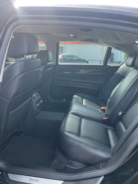 BMW 7 Series photo 4