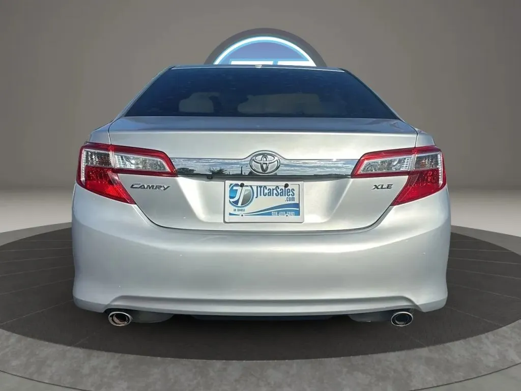 Toyota Camry photo 9